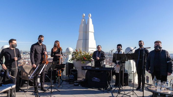 Reyes Moraleda y el grupo musical 'En Alas del Canto'. Abre en nueva ventana foto grande.